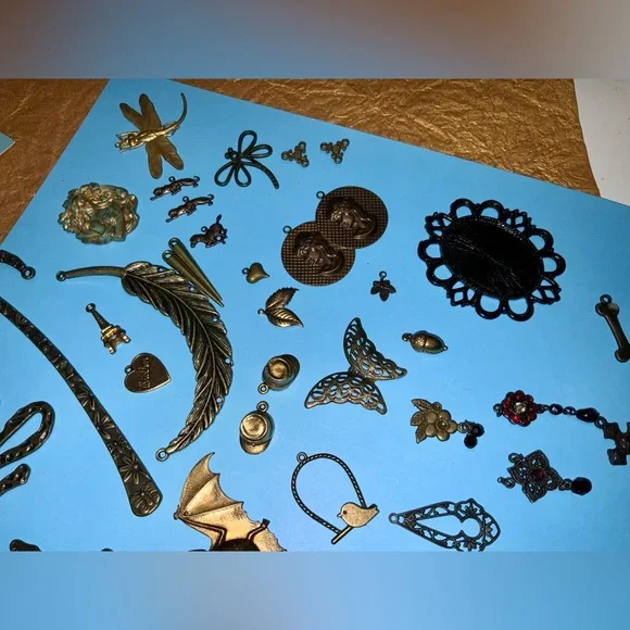 Huge Assorted Lot of Gold and Antique Bronze Pendant & Charms Collection - Lot 1 - Picture 5 of 16